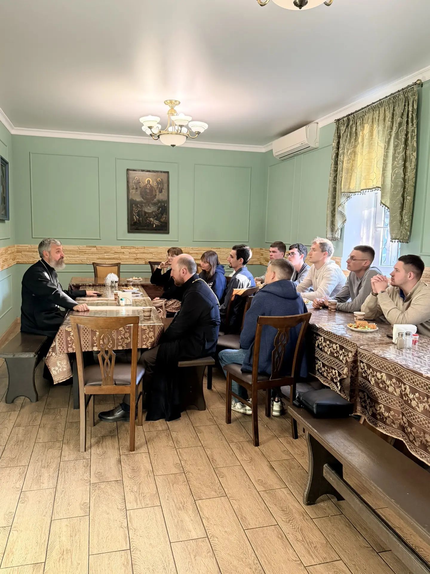 Фото: Встреча настоятеля с молодежью