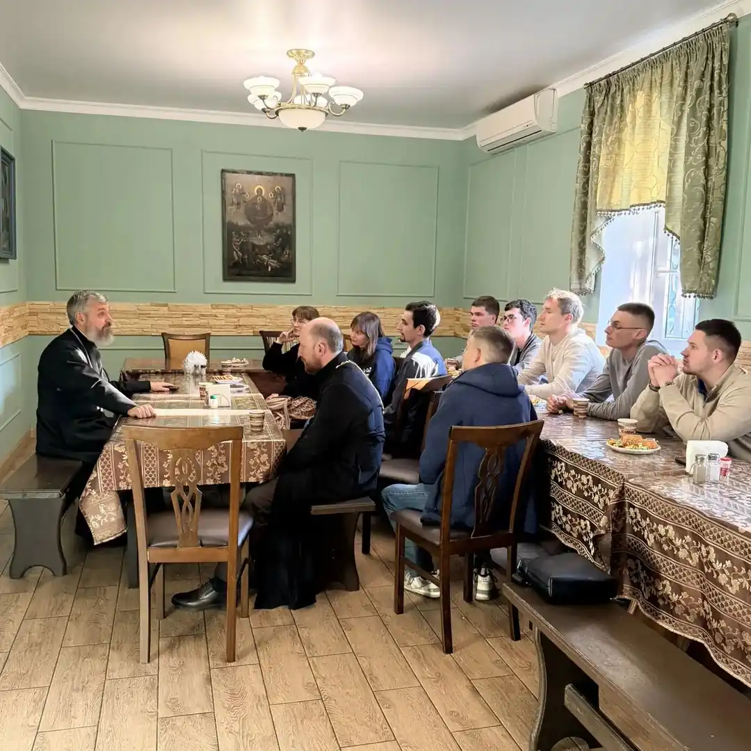Фото: Встреча настоятеля с молодежью